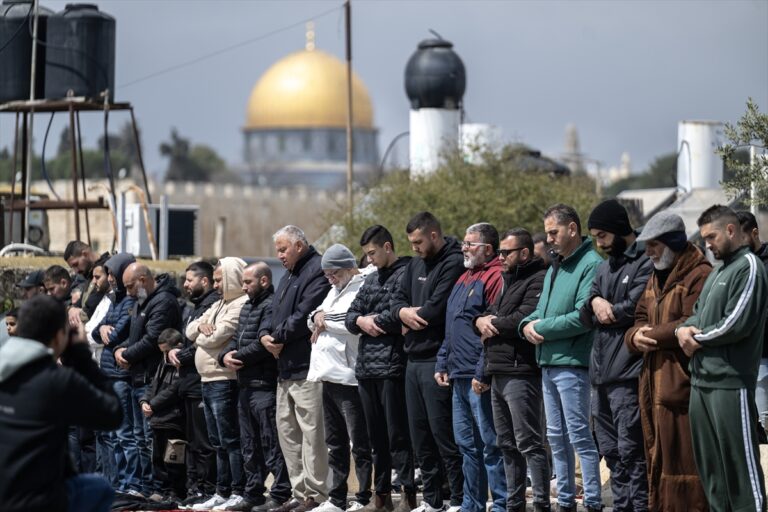 Israel continues to bar Muslims from prayers at Al-Aqsa for 4th straight week