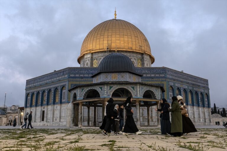 Zionist occupiers raise Israel’s flag as they storm Jerusalem’s Al-Aqsa Mosque