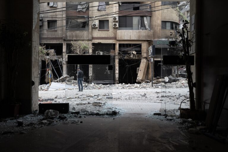 Israeli soldiers loot homes and shops in Lebanon