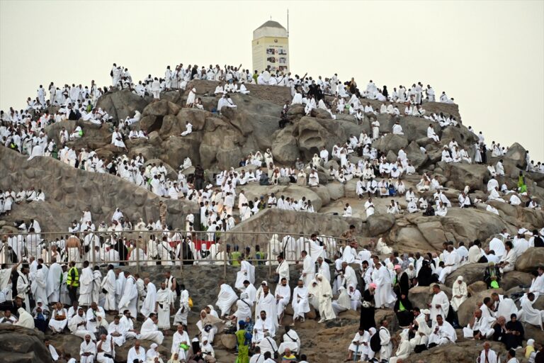 Muslim pilgrims head to Mount Arafat for Hajj pilgrimage